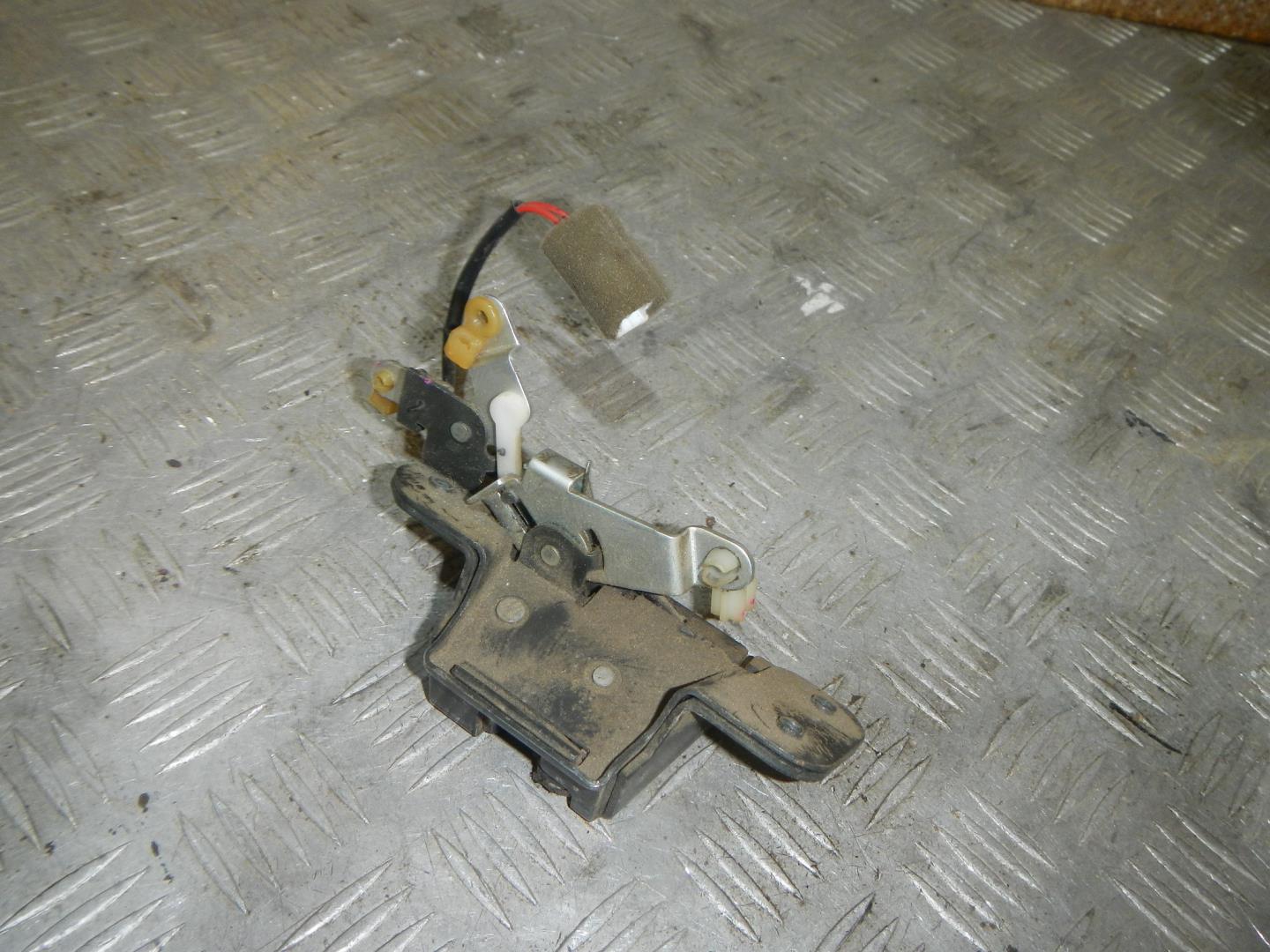 Замок багажника