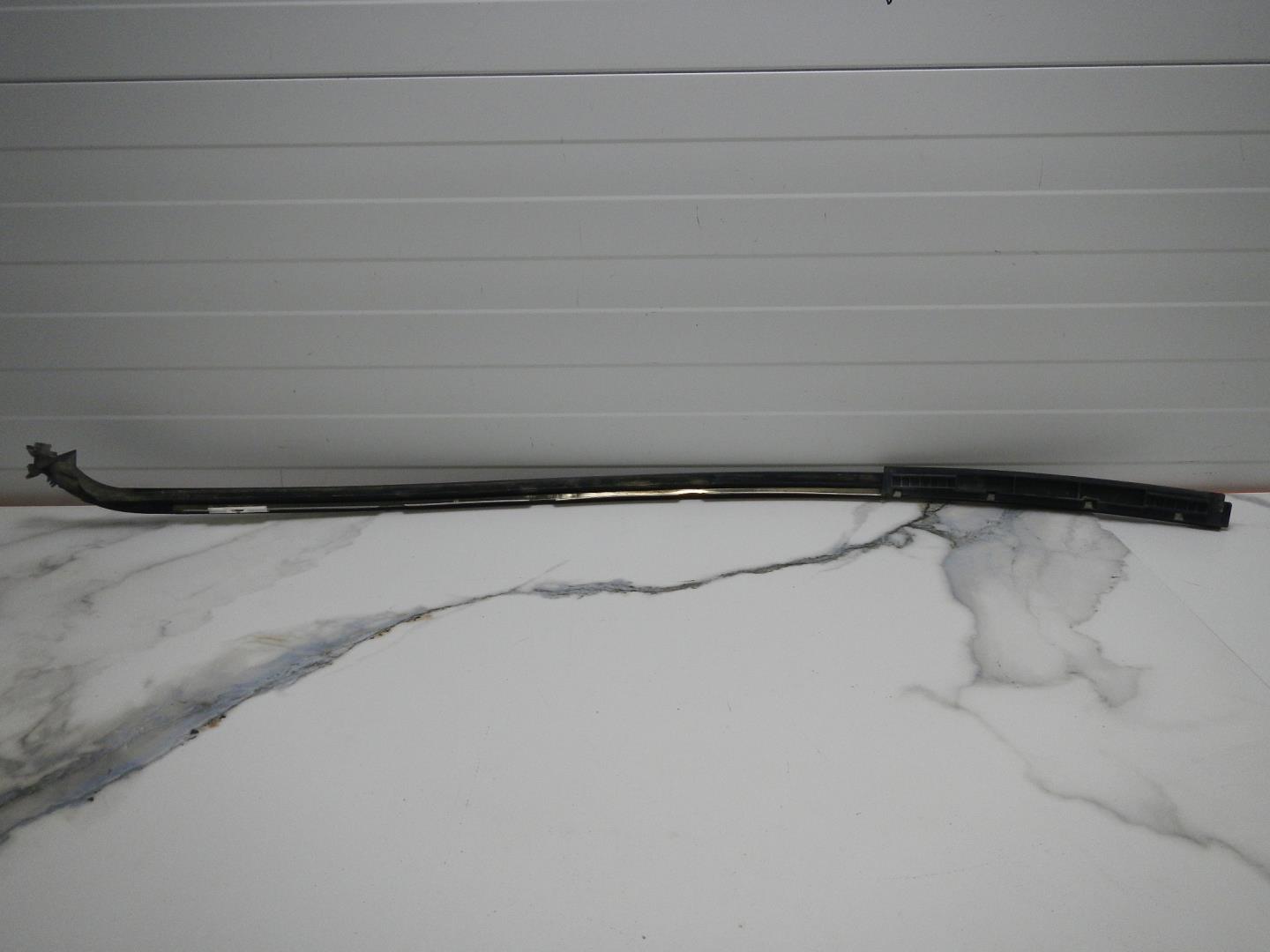 Молдинг лобового стекла