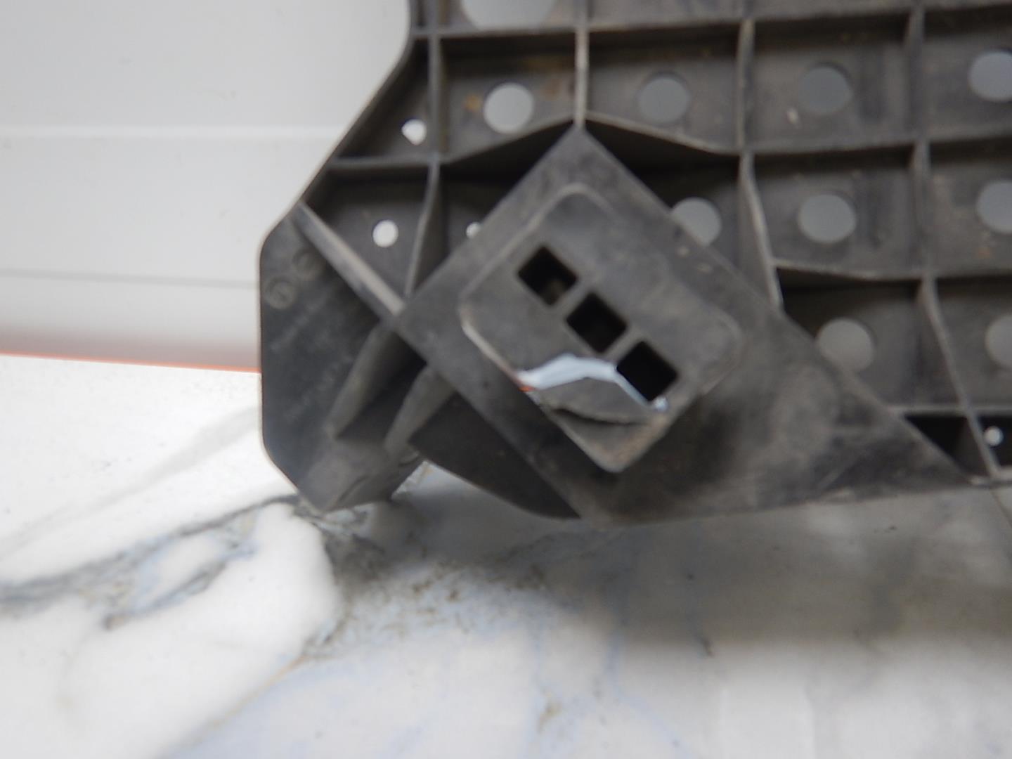 Кронштейн фар правый