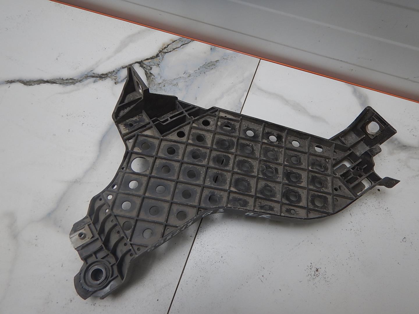 Кронштейн фар правый