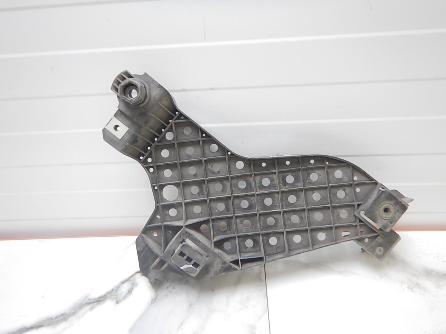 Кронштейн фар правый