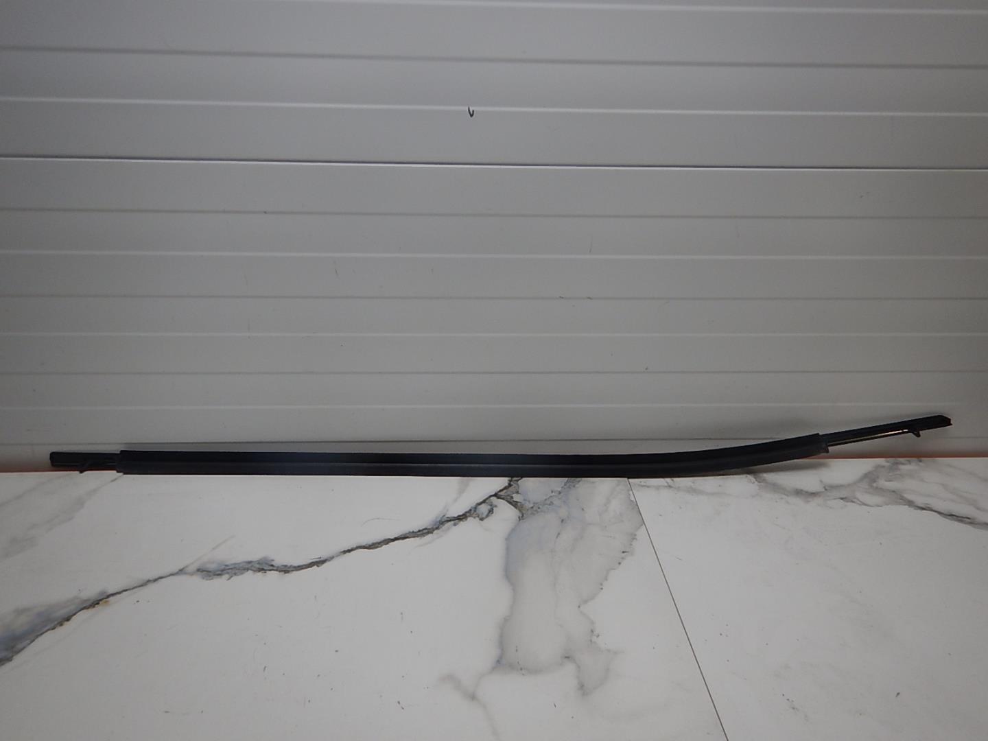 Накладка лобового стекла левая