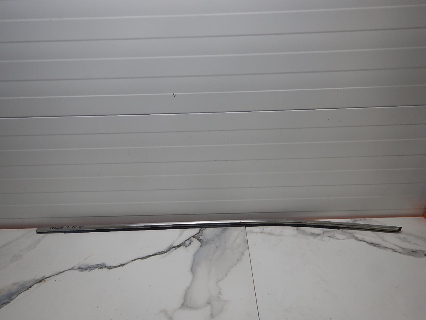 Накладка лобового стекла левая