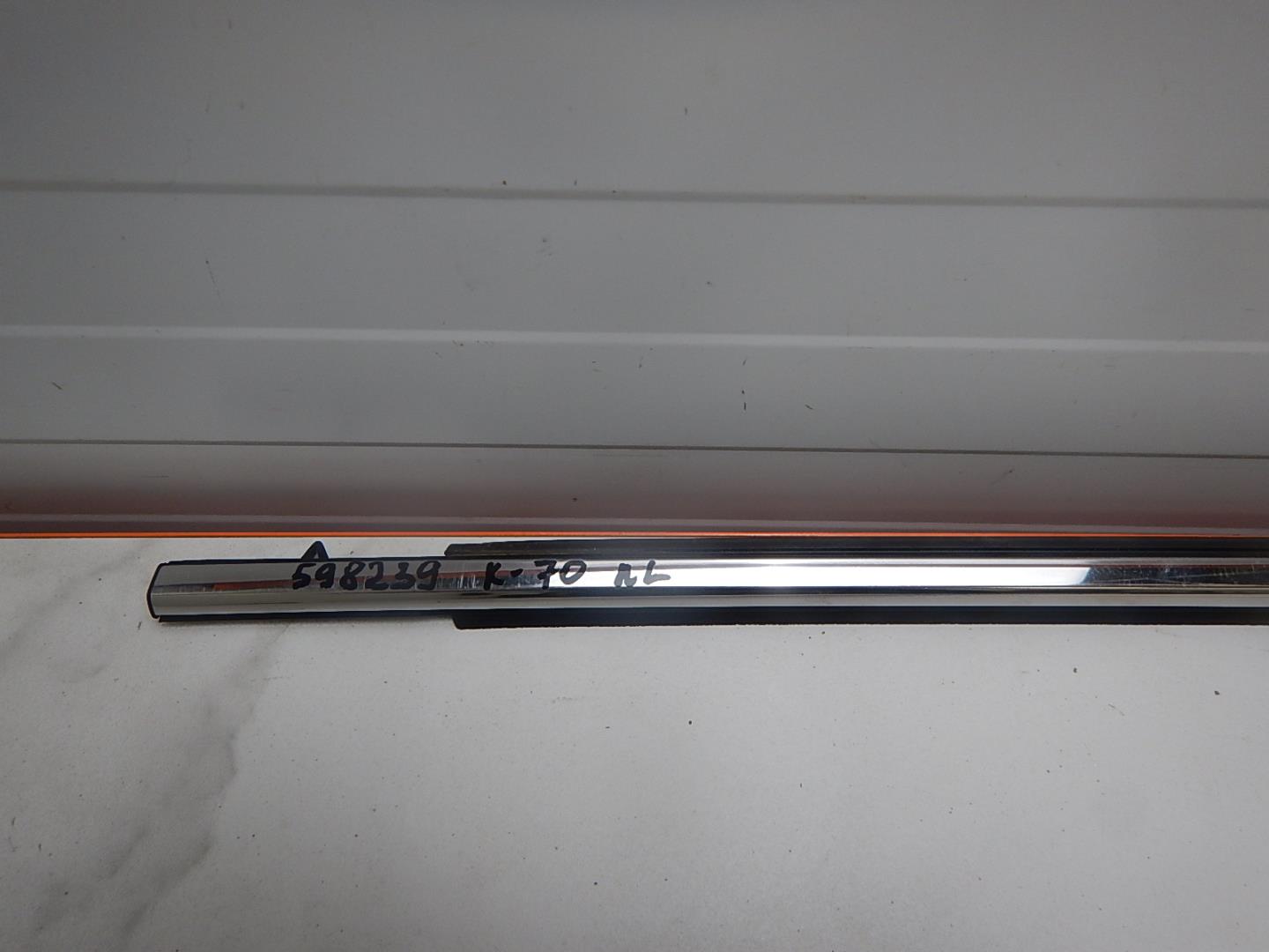 Накладка лобового стекла левая