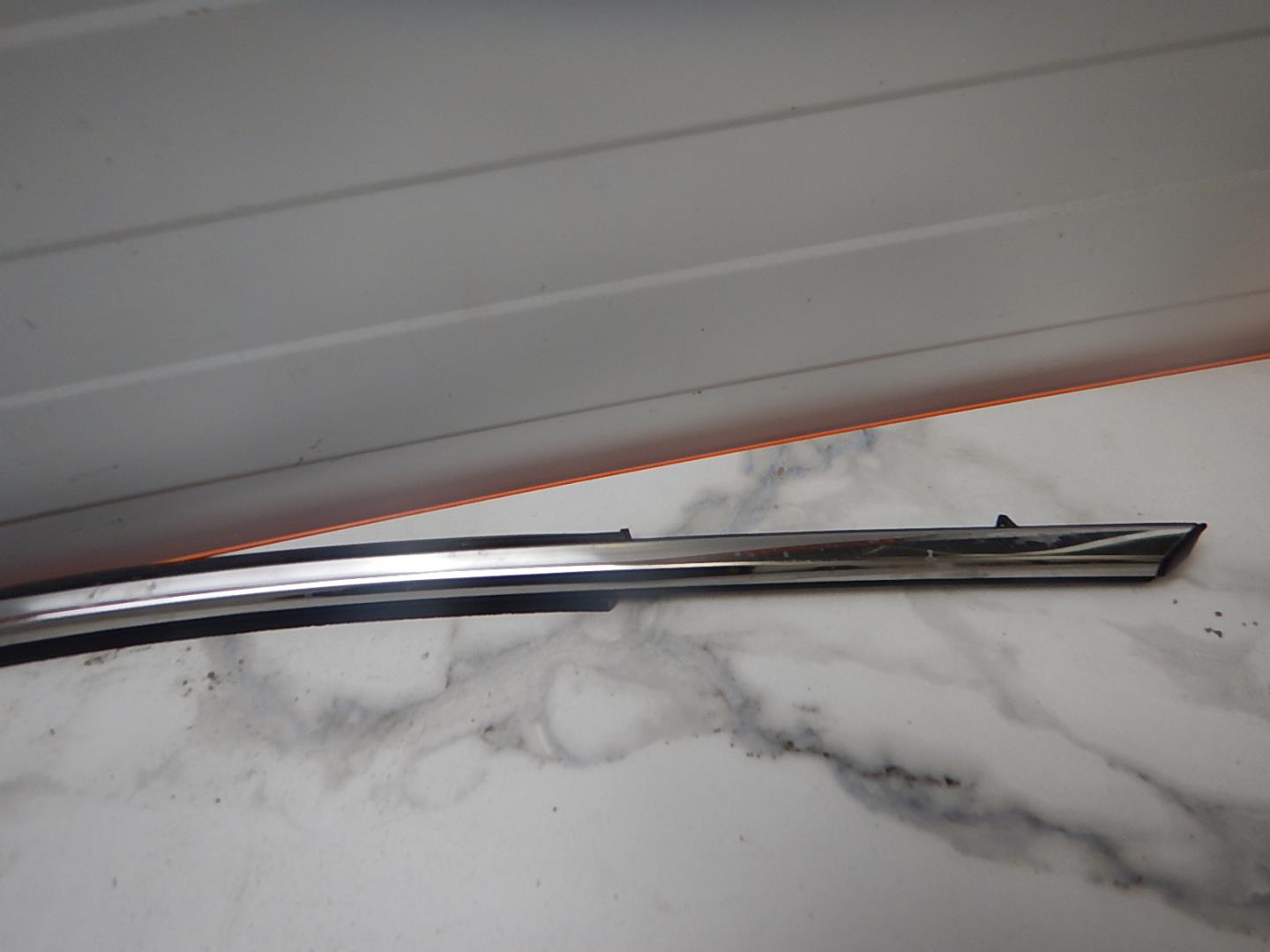 Накладка лобового стекла левая