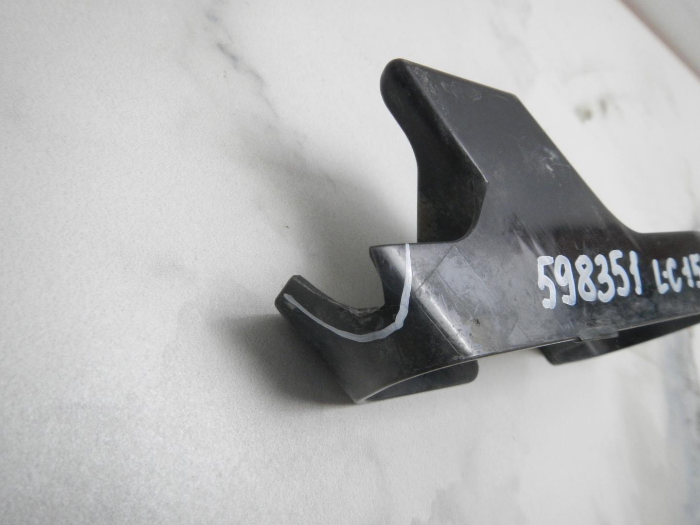 Кронштейн фар левый