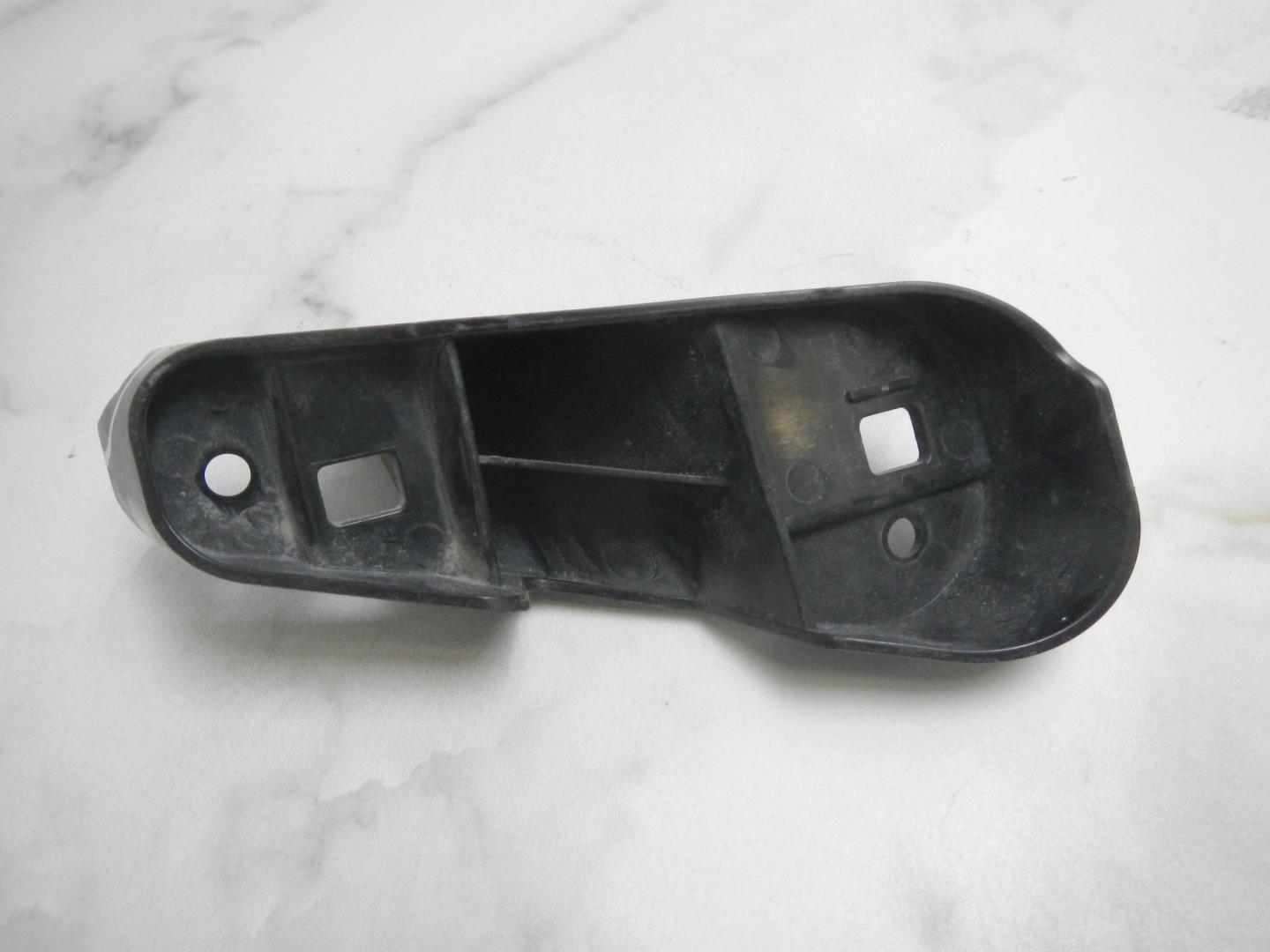 Кронштейн фар левый