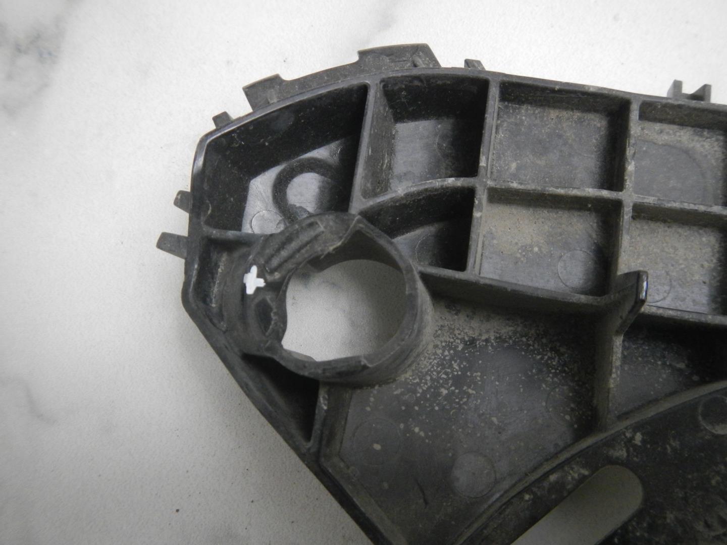 Кронштейн переднего бампера правый