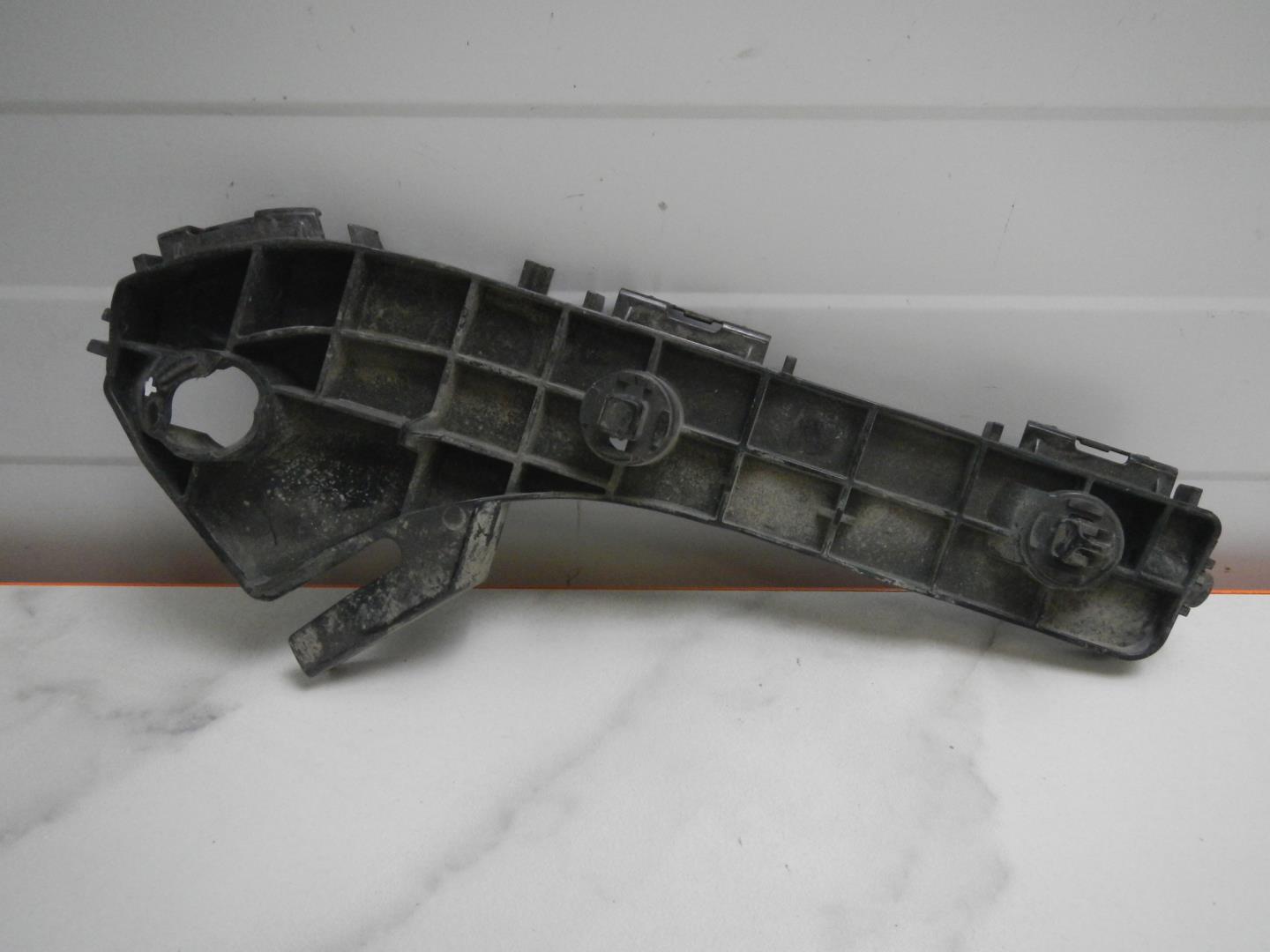 Кронштейн переднего бампера правый