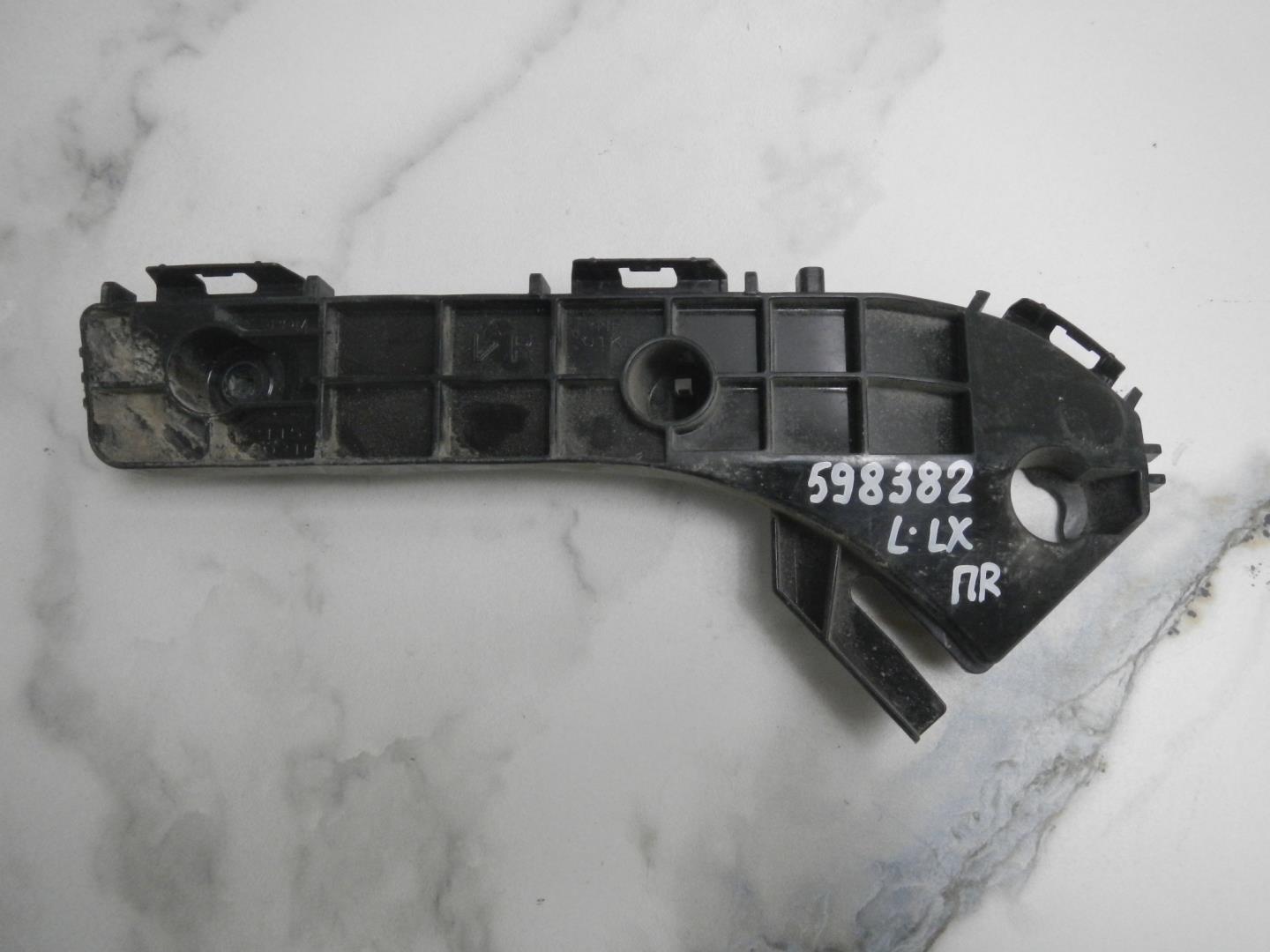 Кронштейн переднего бампера правый