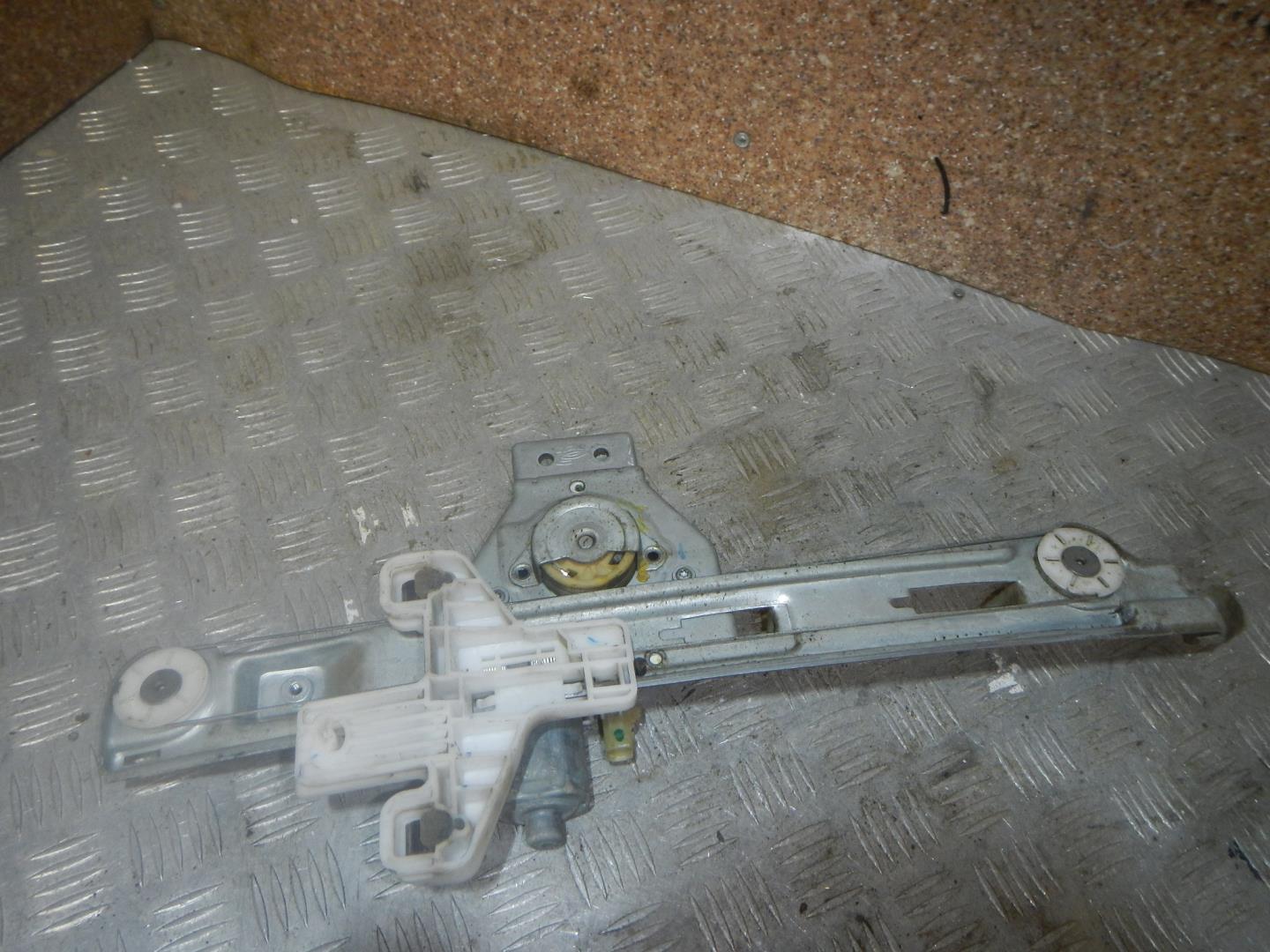 Стеклоподъемник электр. задний правый