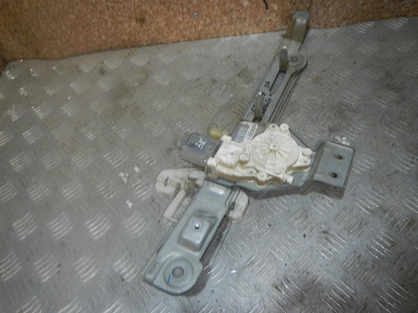 Стеклоподъемник электр. задний правый