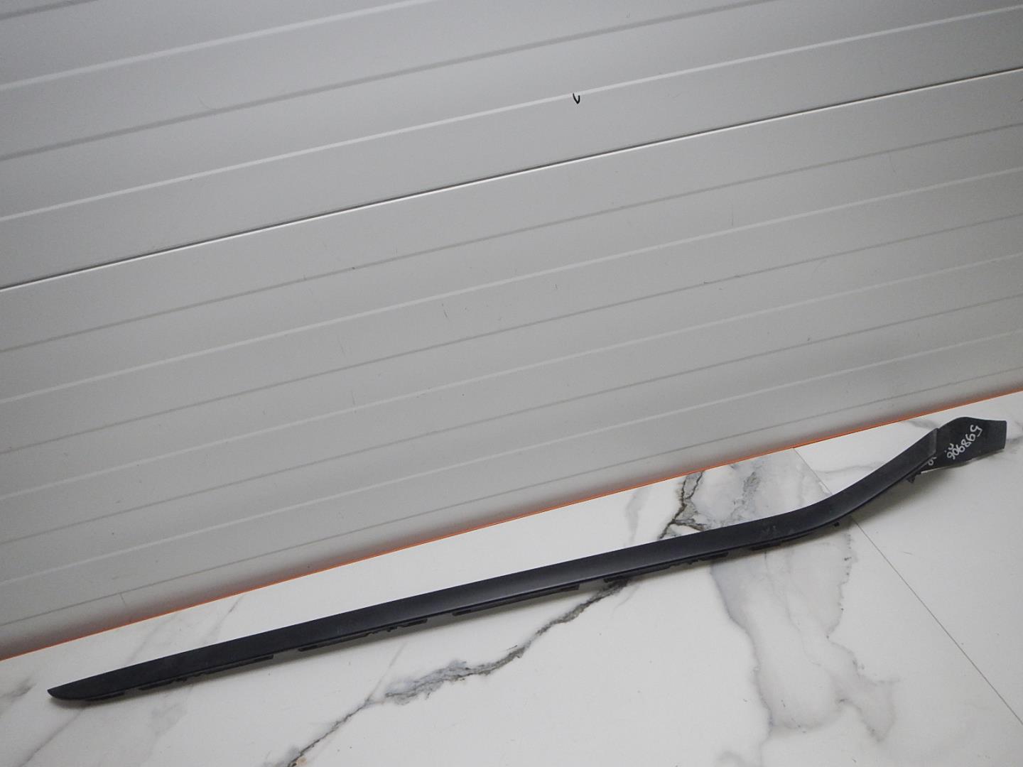 Молдинг лобового стекла