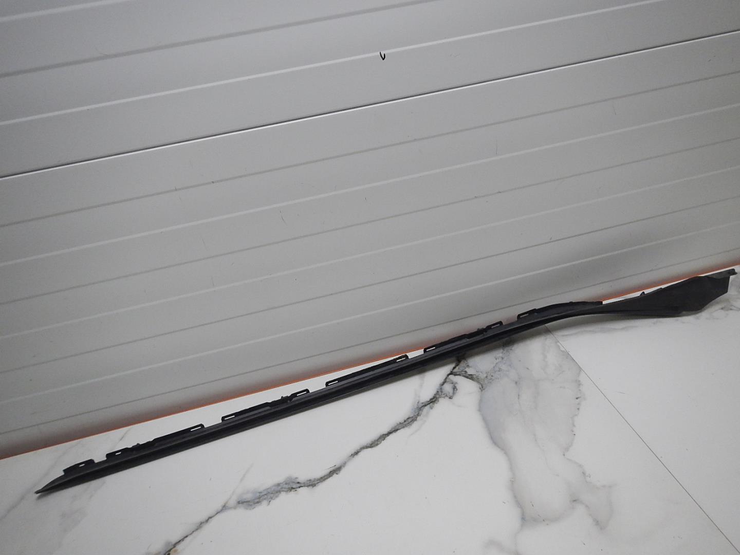 Молдинг лобового стекла