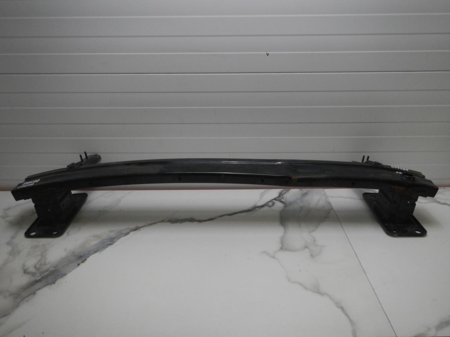 Усилитель переднего бампера