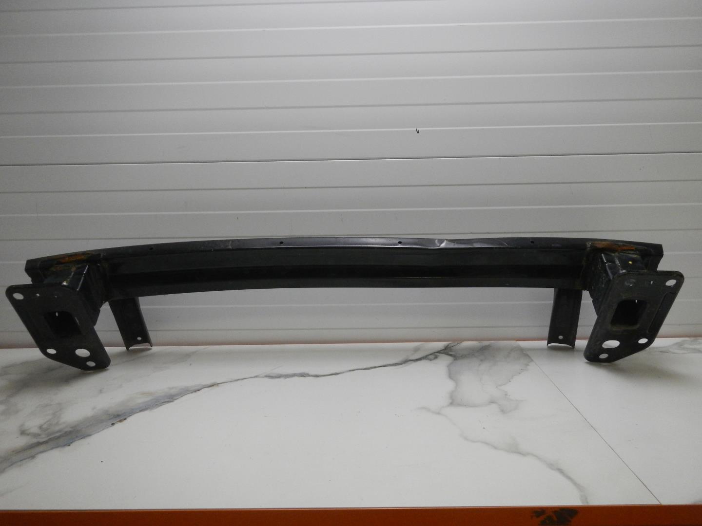 Усилитель переднего бампера