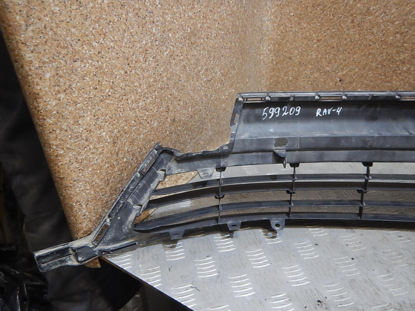 Решетка в бампер центральная