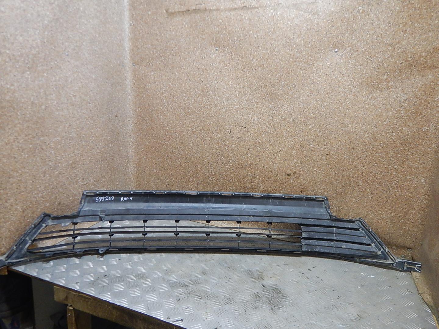 Решетка в бампер центральная