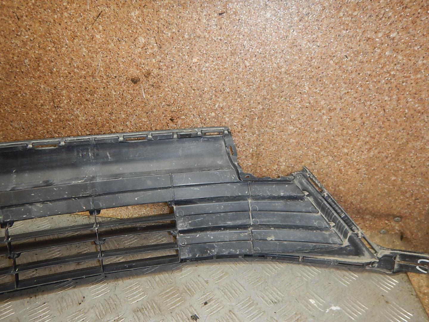 Решетка в бампер центральная