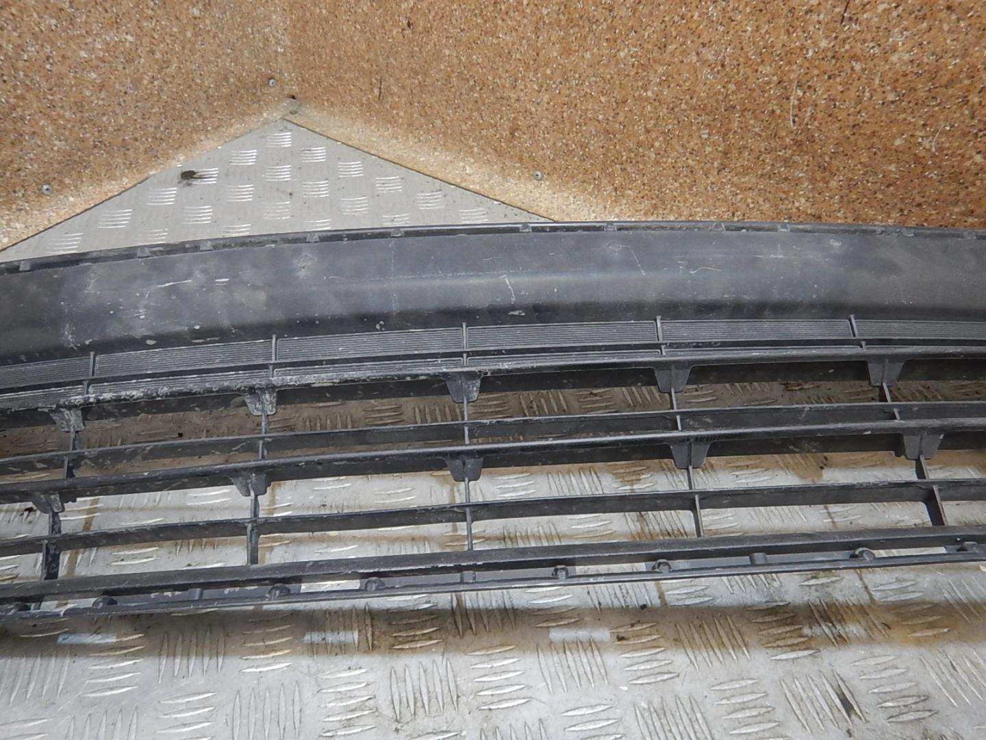 Решетка в бампер центральная