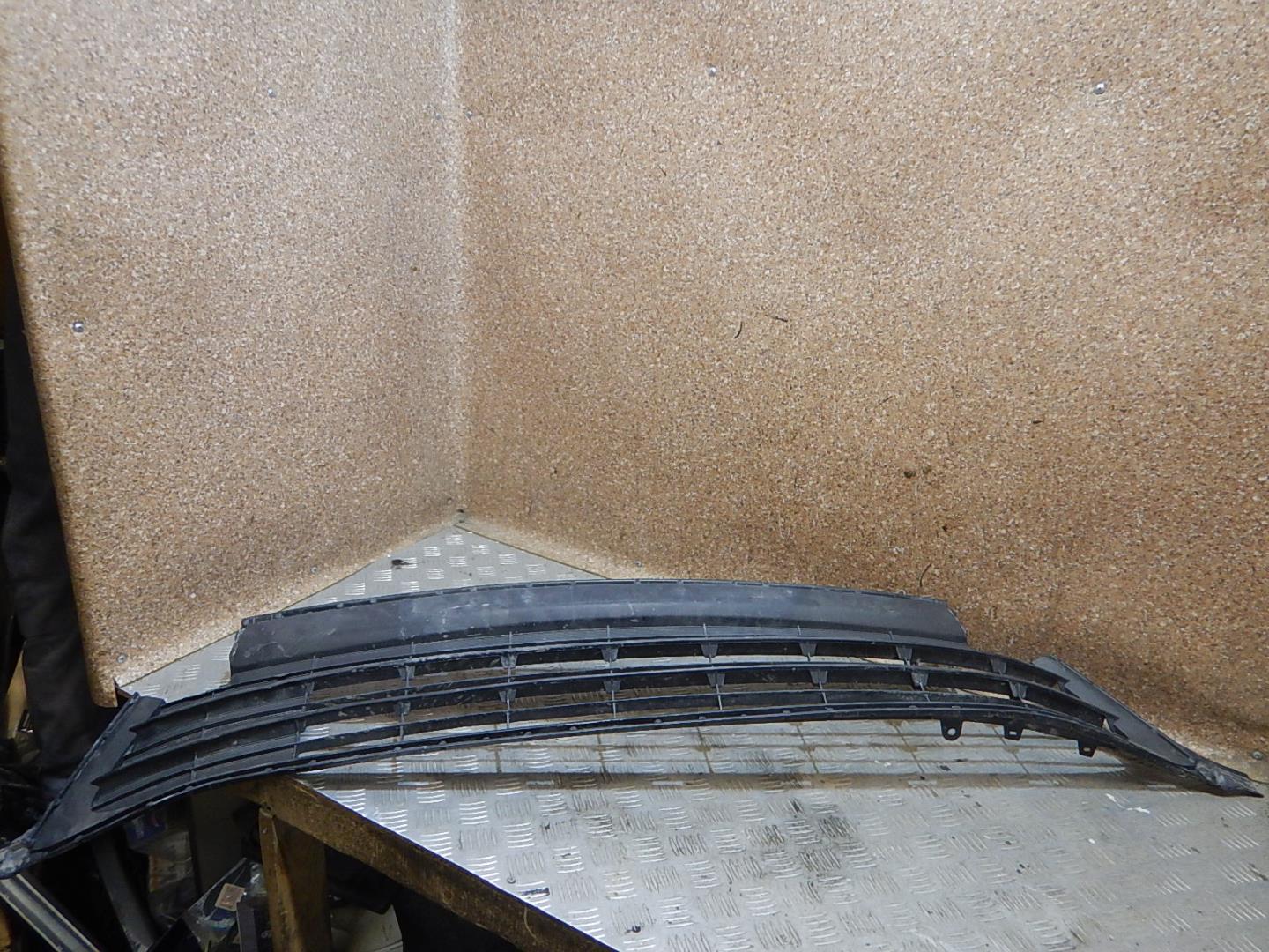 Решетка в бампер центральная