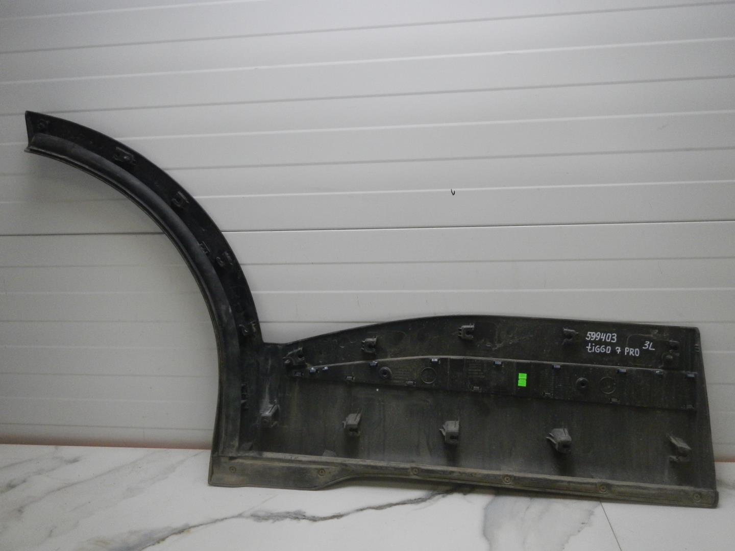 Молдинг задней левой двери