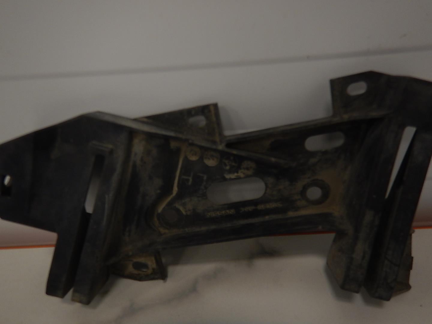 Кронштейн фар левый