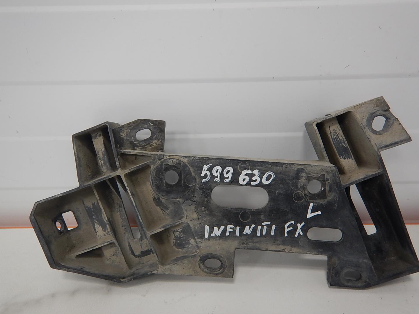 Кронштейн фар левый