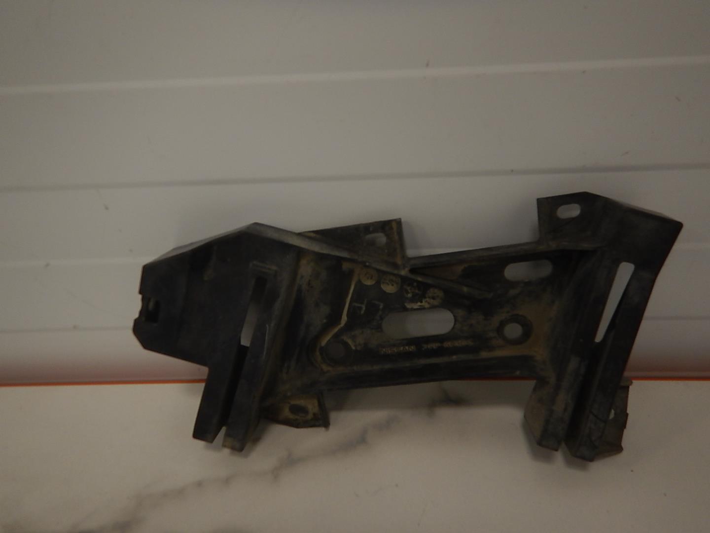 Кронштейн фар левый