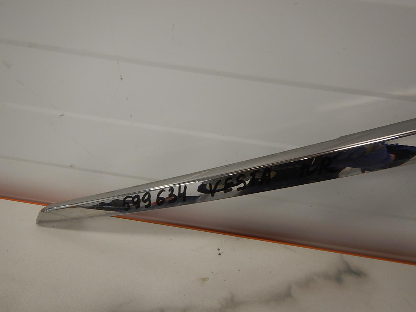 Молдинг переднего бампера правый