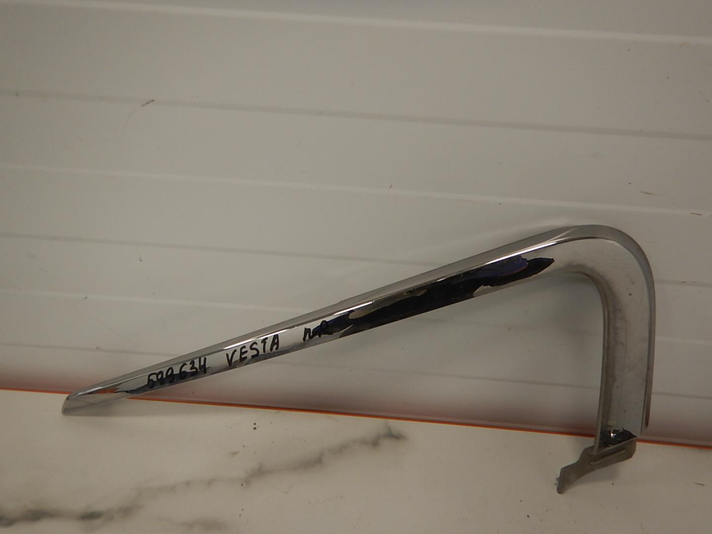 Молдинг переднего бампера правый