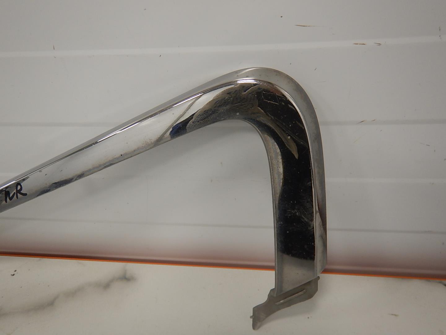 Молдинг переднего бампера правый