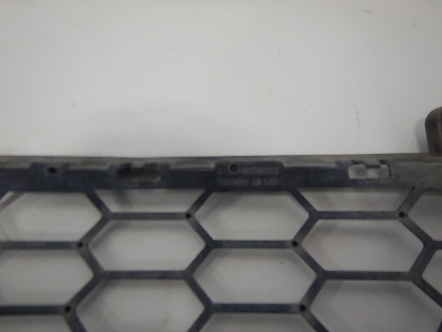 Решетка в бампер центральная