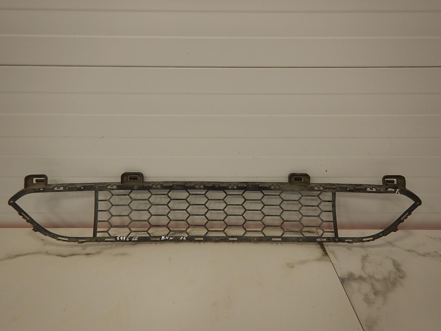 Решетка в бампер центральная