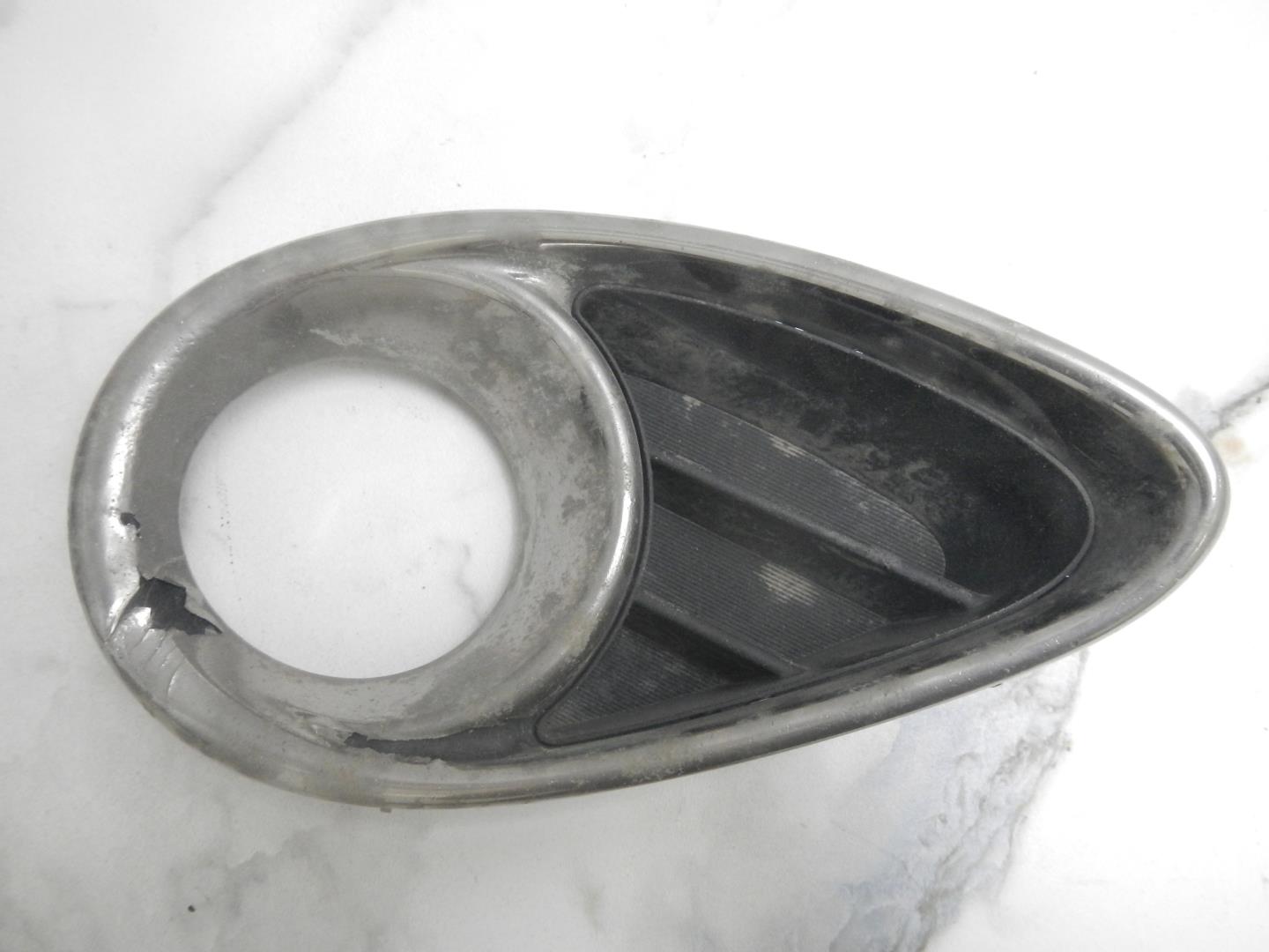 Рамка противотуманной фары правой