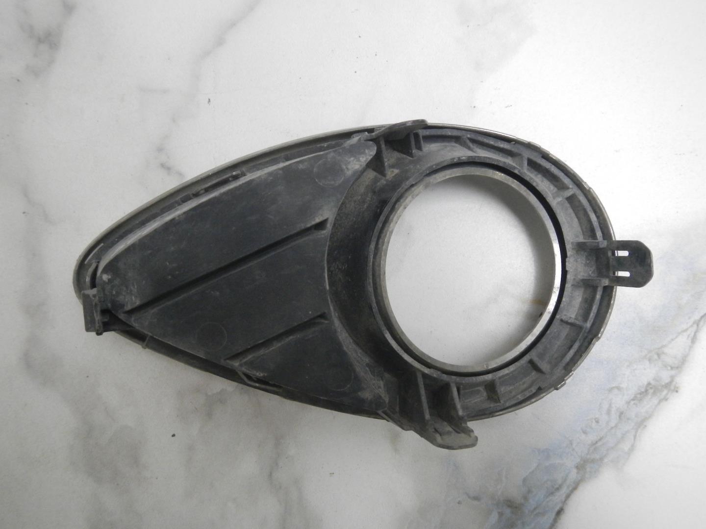 Рамка противотуманной фары правой