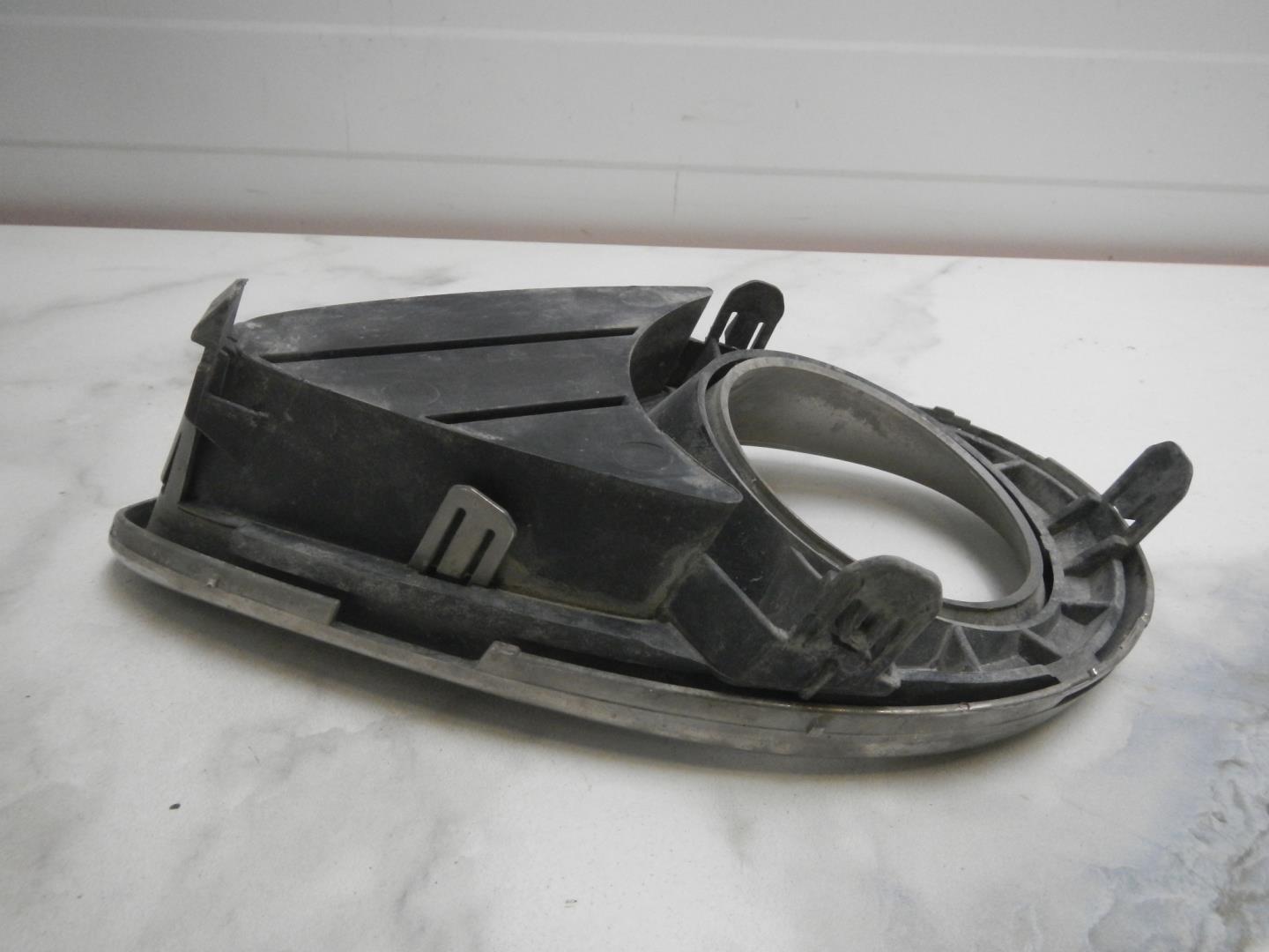 Рамка противотуманной фары правой