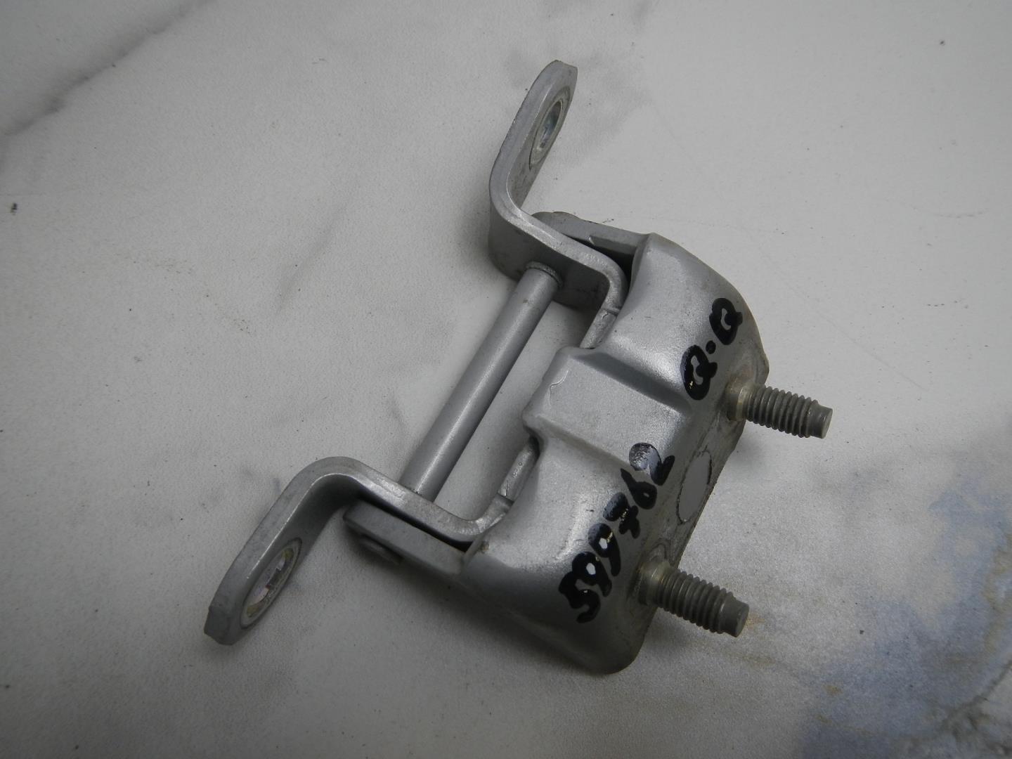 Петля двери задней левой верхняя