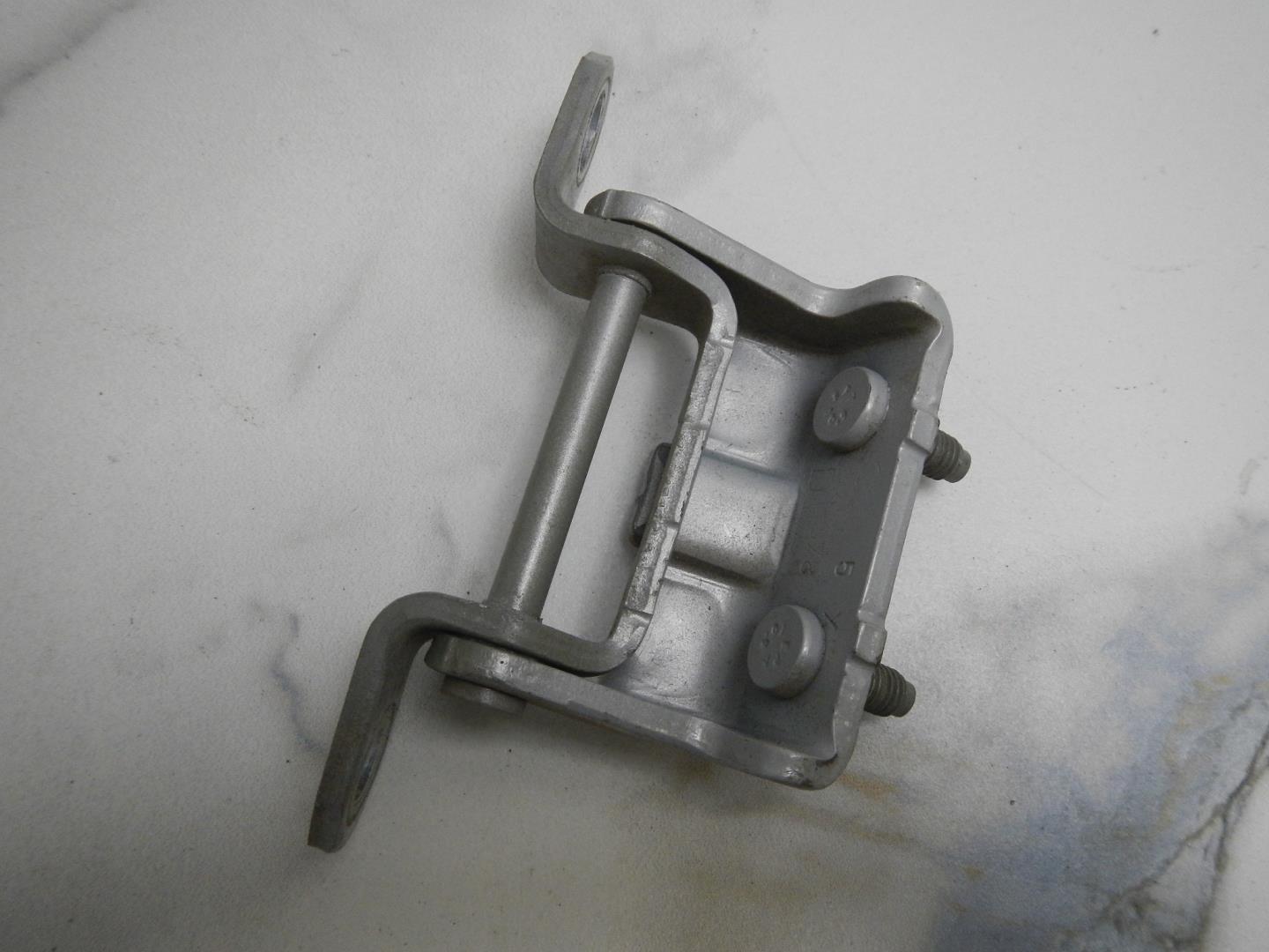 Петля двери задней левой верхняя