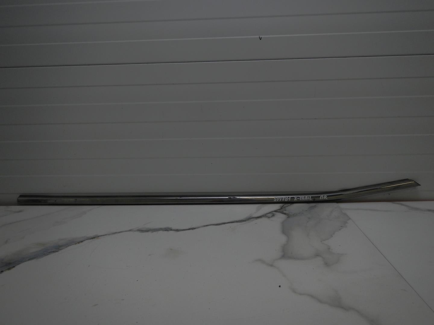 Накладка стекла переднего правого