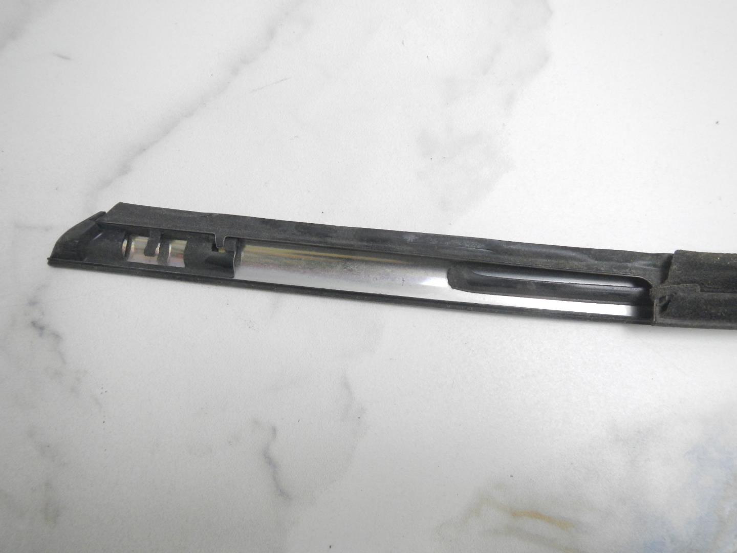 Накладка стекла переднего правого