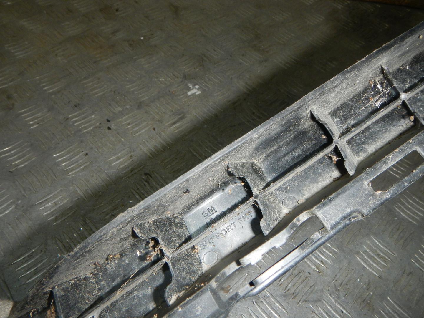 Кронштейн переднего бампера правый