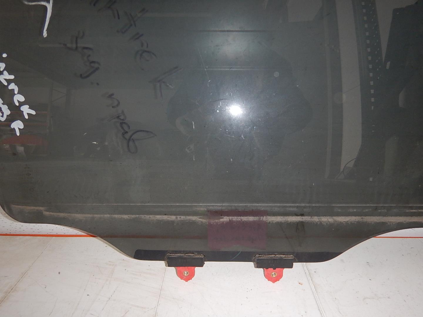 Стекло двери задней правой