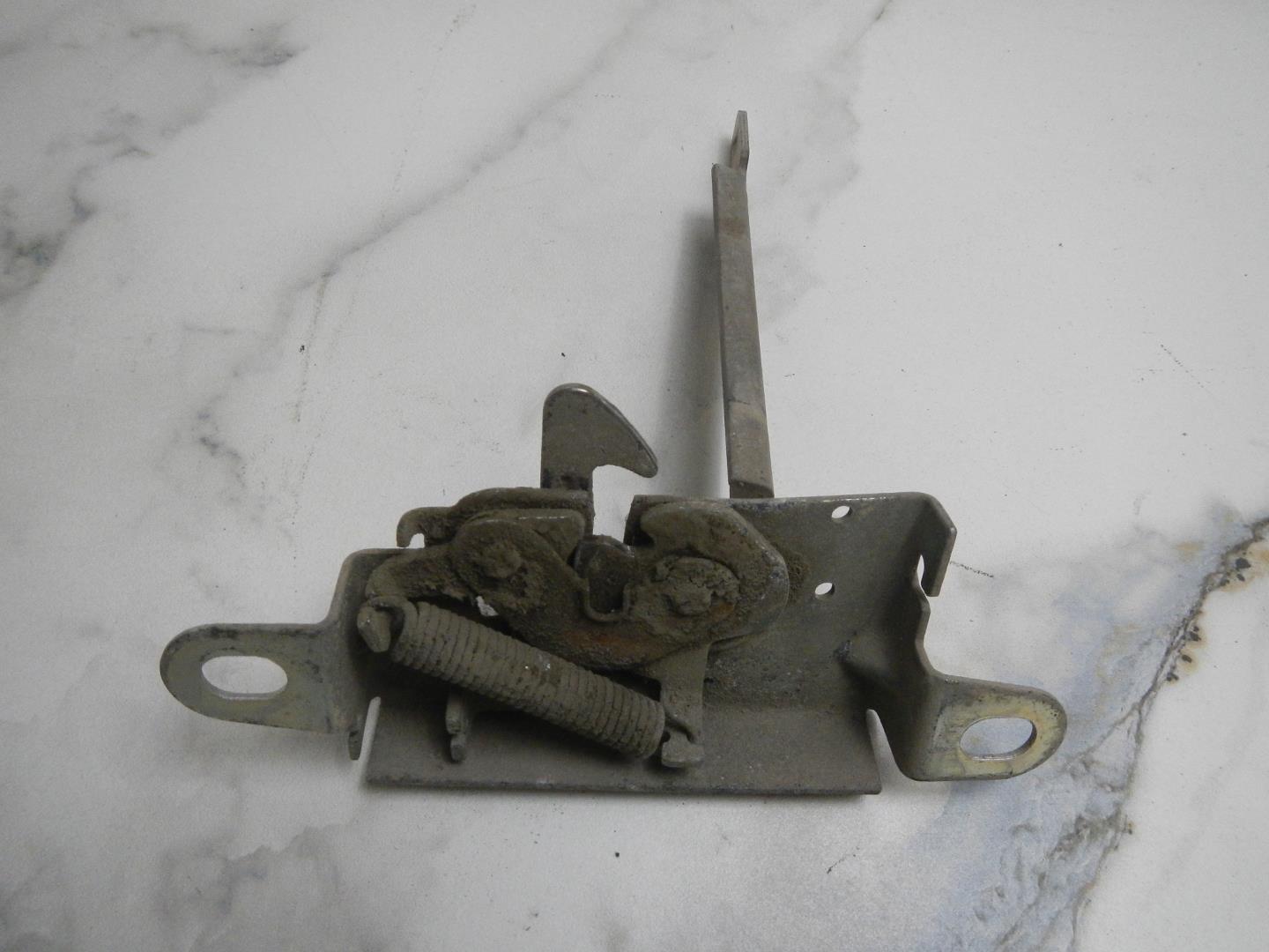 Замок капота