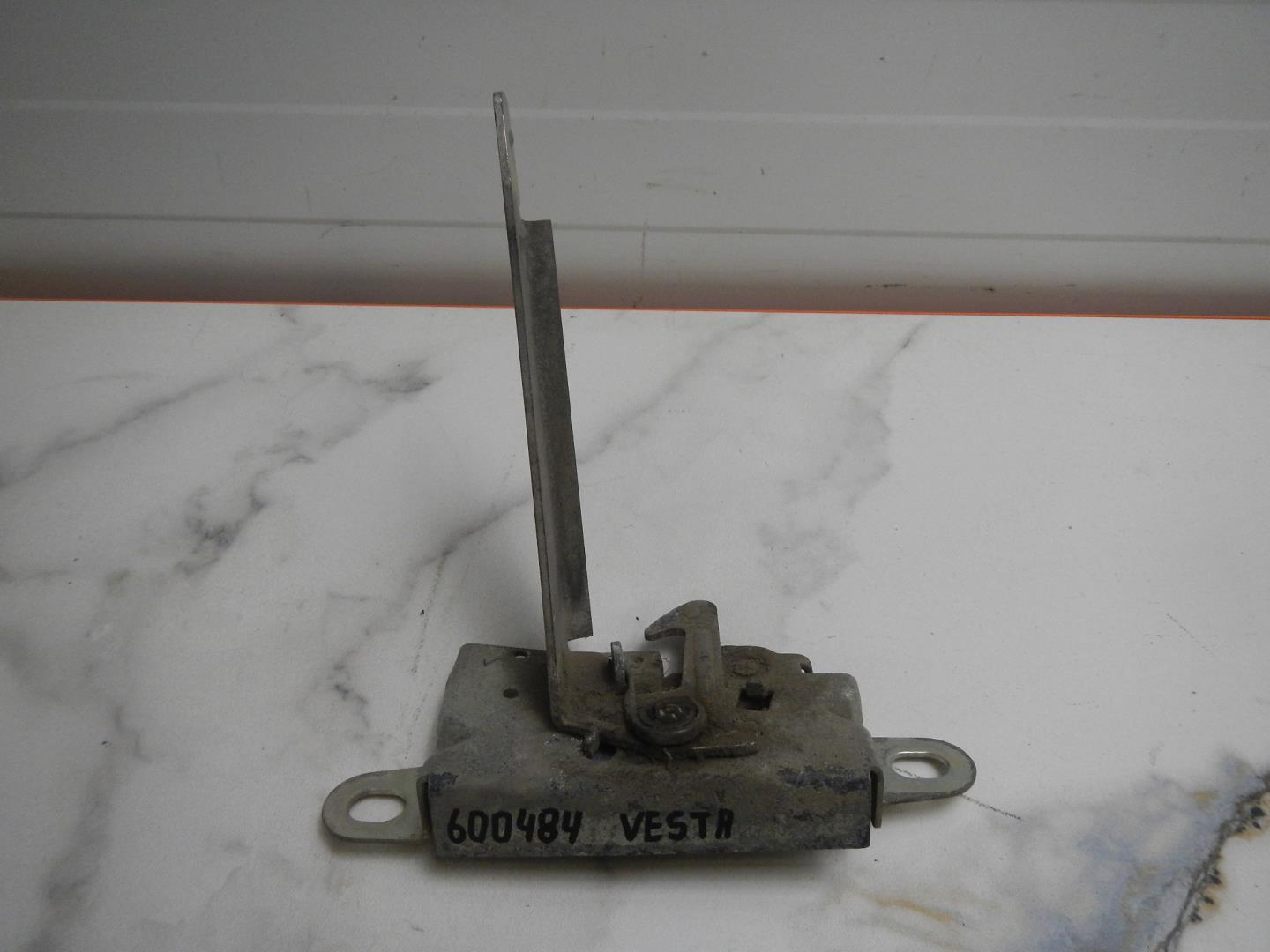 Замок капота