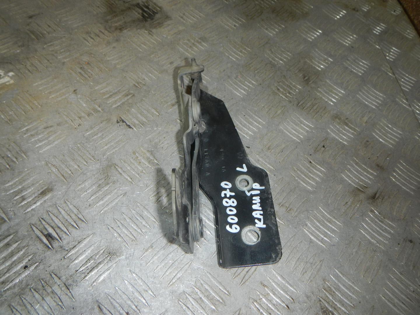 Петля капота левая