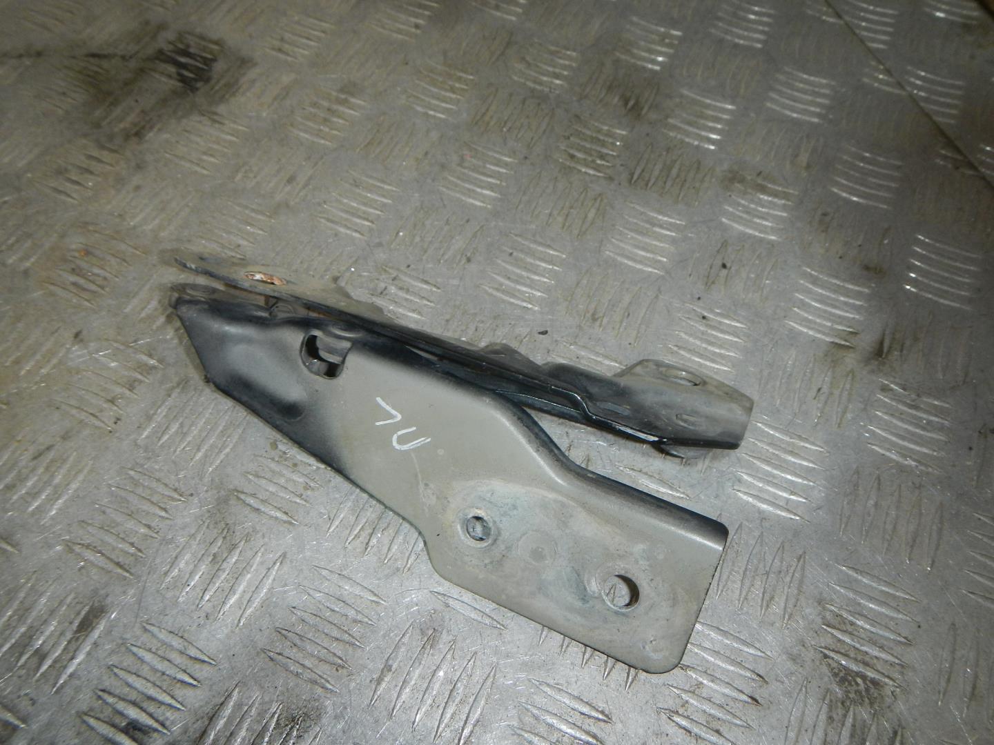 Петля капота левая