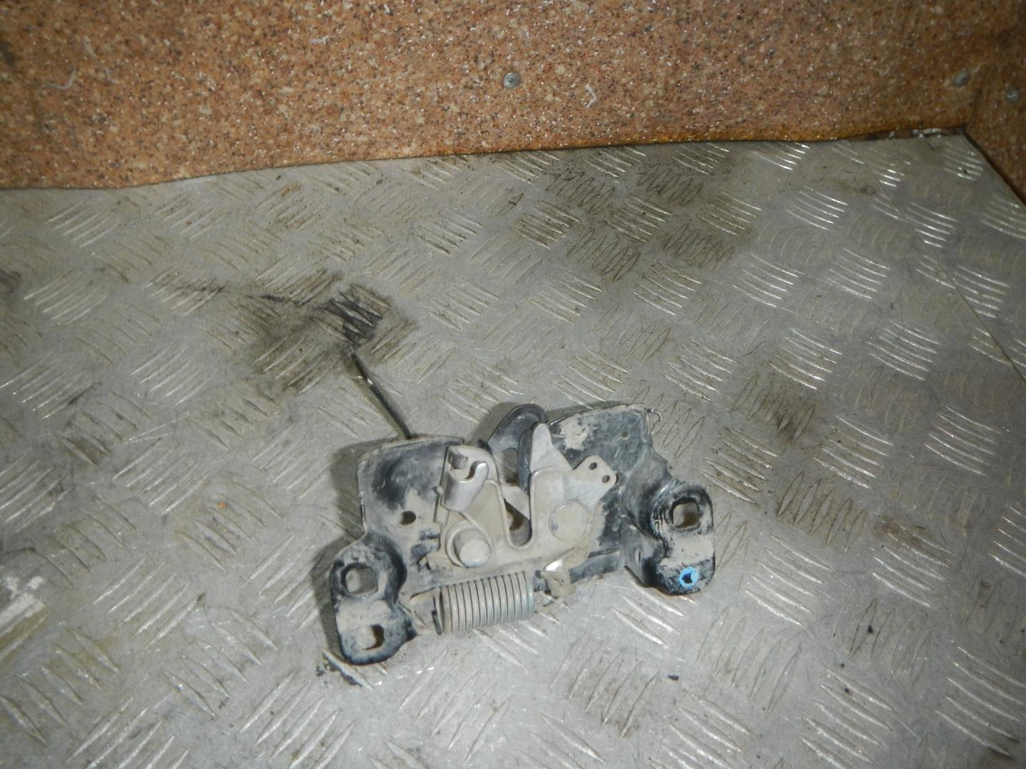 Замок капота