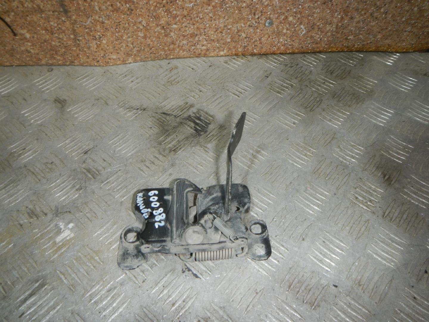 Замок капота