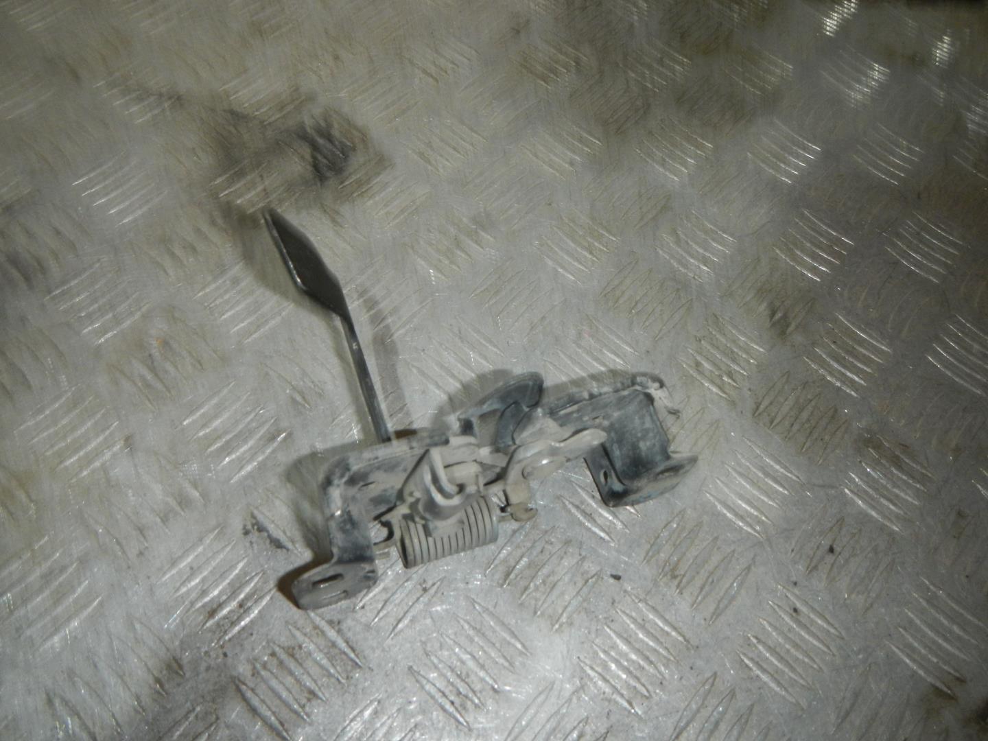 Замок капота